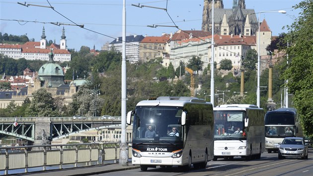 Kolem padesáti zájezdových autobusů vyrazilo v úterý ráno na protestní jízdu Prahou. Dopravci tím upozorňují na kritickou situaci v oboru, skončit může až čtvrtina firem. (12. května 2020)