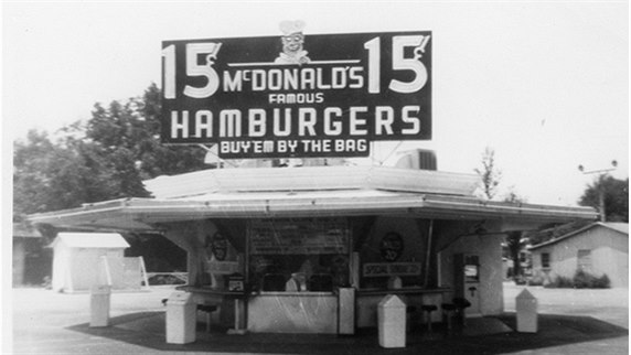 První restaurace bratrů McDonaldových v kalifornském San Bernardinu.