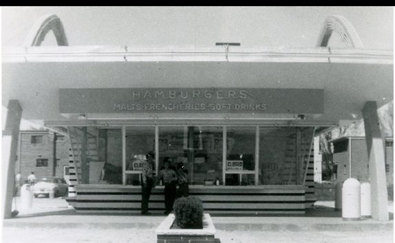 Restaurace McDonald’s v Des Plaines v Illinois, kterou už vlastnil Ray Kroc. Otevřela v dubnu 1955.