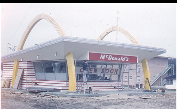 Pobočka McDonald’s v okresu DeKalb v Illinois, krátce před svým otevřením v květnu 1960
