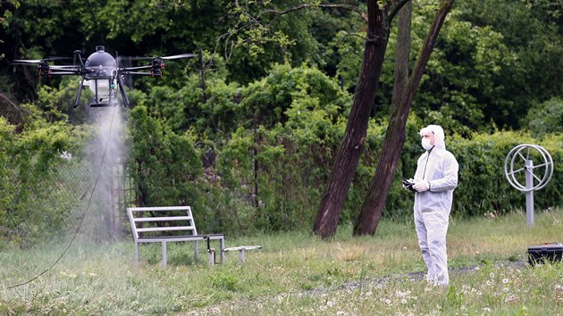 V mstsk sti Brno-sever dezinfikovali veejn prostranstv pomoc dronu.