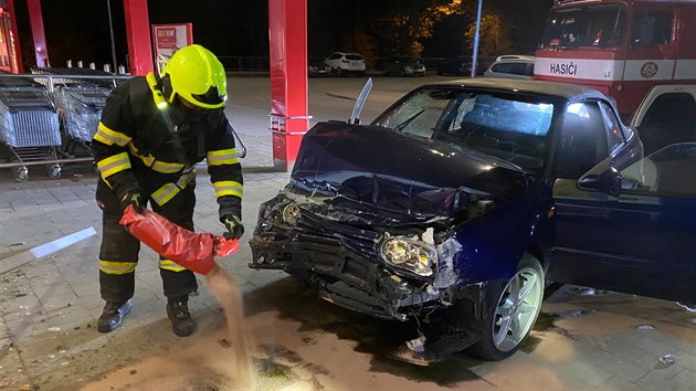 U nehody ve Velešíně zasahovali také hasiči. Řidič a spolujezdec s autem udělali do supermarketu díru.