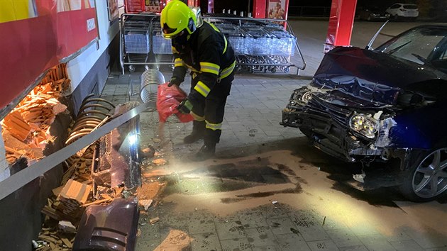 U nehody ve Velešíně zasahovali také hasiči. Řidič a spolujezdec s autem udělali do supermarketu díru.