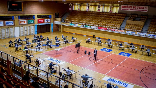 V českobudějovické sportovní hale volejbalisty nahradili na palubovce zastupitelé.
