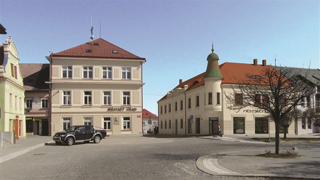 Budově staré pošty (vpravo) by se měla vrátit původní podoba, dobře by měla ladit s městským úřadem, který stojí přes ulici.