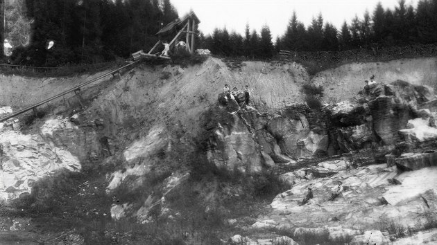 Jez�rko V�penice b�valo p�ed zatopen�m lomem, kde se t�il mramor a p�lilo v�pno. Pr�ce zde skon�ily v roce 1908.