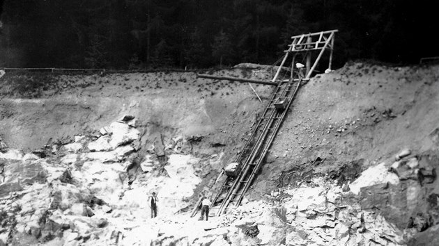 Jezírko Vápenice bývalo před zatopením lomem, kde se těžil mramor a pálilo vápno. Práce zde skončily v roce 1908.