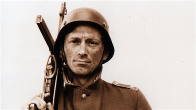 Ivan Urbánek jako voják v komedii Stůj, nebo se netrefím, která vznikala v Jevišovicích a částečně i na Třebíčsku.