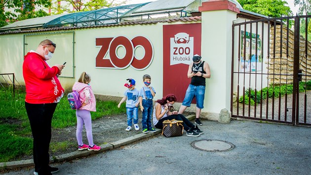 Někteří se do areálu zoo nedostali. Vstupenky se totiž kupují online, navíc to zájemce musí stihnout do rána v den návštěvy.