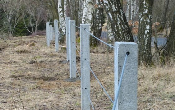 Lidé upozorňují, že betonové sloupky s ocelovými lany vlastník staví nelegálně, a krajinu prý navíc plot trvale zneprůchodní jak pro lidi, tak pro divokou zvěř.