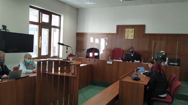 Hlavní líčení se zdravotní sestrou obžalovanou z ublížení na zdraví z nedbalosti  začalo u děčínského okresního soudu výslechy prvních svědků. (12. května 2020)