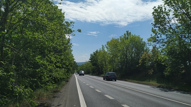 Rovný úsek silnice I/30 před křižovatkou s ulicemi U Šmelce a U Dálnice jižně od Chlumce nedaleko Ústí nad Labem svádí k vyšší rychlosti.