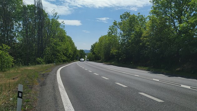Rovný úsek silnice I/30 před křižovatkou s ulicemi U Šmelce a U Dálnice jižně od Chlumce nedaleko Ústí nad Labem svádí k vyšší rychlosti.