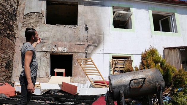 Požár v domě, který obývají manželé Igor a Hana Přibylů se třemi dětmi, vypukl v noci z 15. na 16. května. Následky ohně ukazuje nejstarší syn Nikolas. (18. května 2020)
