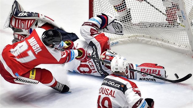 Pavel Musil v dresu Olomouce pekonv pardubickho glmana Ondeje Kacetla.