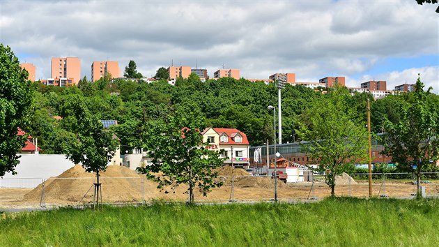 Nové bytové domy vzniknou na Tyršově nábřeží u zlínského fotbalového stadionu na místě, kde dosud byly rodinné domy a areál s několika firmami.