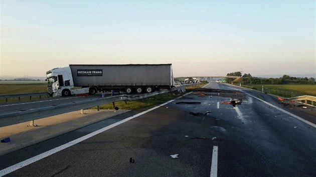 Nehoda se stala na 269,5. kilometru D1 na hranicích Zlínského a Olomouckého kraje.