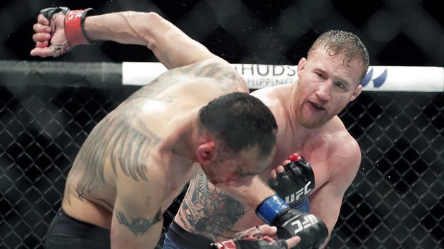 MMA zpasnk Justin Gaethje trefuje Tonyho Fergusona na turnaji UFC.