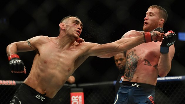 MMA zpasnk Tony Ferguson (vlevo) se sna trefit Justina Gaethjeho na turnaji UFC.