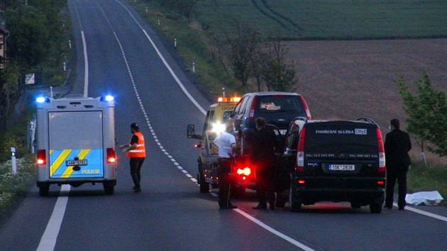 Cyklistu na Kladensku srazilo auto na hlavní silnici, kterou přejížděl po cyklostezce. (10.5.2020)