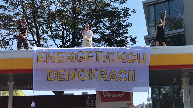 Aktivisté protestují u dvou čerpacích stanic na Praze 5. Vylezli i na střechu. Na fotografii stanice Shell na Strakonické.