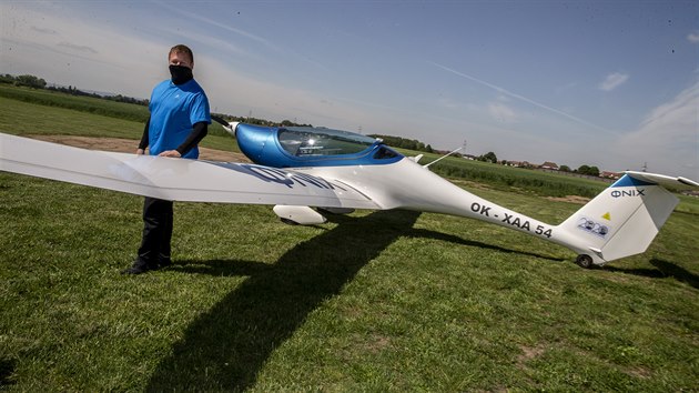 Pilot elektrického Phoenixe Martin Štěpánek zopakoval let aviatika Jana Kašpara.