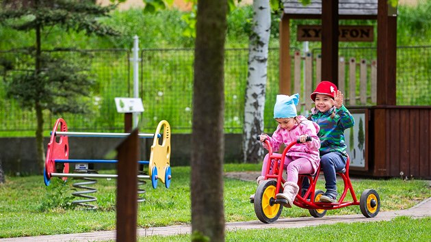 V pondělí 4. května se opět otevřely některé školky, na snímku děti v areálu mateřské školy Klíček v Hradci Králové.