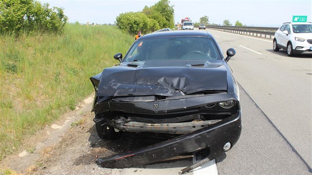 Pi nehod na dlnici D46 narazil rychle jedouc idi sportovnho Dodge Challenger (na snmku) pedjdjc zprava nejprve zezadu do v pravm pruhu jedouc octavie, a pot i do v levm pruhu jedouc fabie.