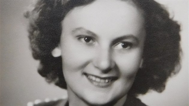 Květoslava Bartoňová, tehdy ještě Axmanová, jako studentka olomouckého Učitelského ústavu, odkud ji sbírka na pomoc místům zničeným válkou zavedla na zpustošené východní Slovensko do Údolí smrti.
