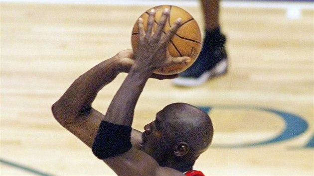 Michael Jordan z Chicago Bulls rozhodl est finle NBA 1998 proti Utah Jazz.