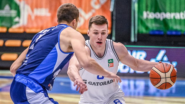 Ondej Sehnal (vpravo) z USK bhem basketbalov soute jeden na jednoho obchz Martina Kole z Kolna.