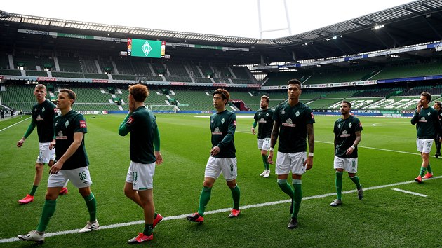 Fotbalist Werderu Brmy se rozcviili ped przdnmi tribunami.
