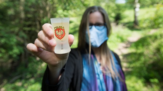 Na pěším hraničním přechodu v lesích nad Náchodem se 16. května 2020 uskutečnilo symbolické setkání lidí z Česka a Polska za opětovné otevření hranic. (16. května 2020)