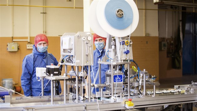 Nanoroušky vznikají na výrobní lince, která byla sestavena na zakázku ve Dvoře Králové.