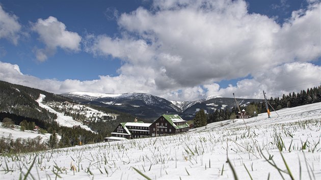 Na snímku je pohled na Sněžku, Studniční horu, Luční horu a Hnědý vrch (zprava) v Krkonoších od Žižkovy boudy v Peci pod Sněžkou (12. 5. 2020).
