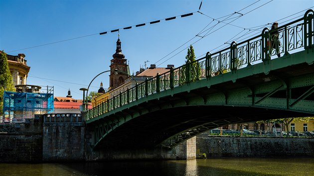 Na hradeckm Praskm most potebuj opravit dva zchtral secesn kiosky, dva dal jsou u hotov (7. 5. 2020).