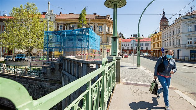 Na hradeckém Pražském mostě potřebují opravit dva zchátralé secesní kiosky, dva další jsou už hotové (7. 5. 2020).