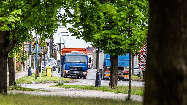 Obyvatelé hradeckého Pouchova protestují peticí proti kamionům (4. 5. 2020).