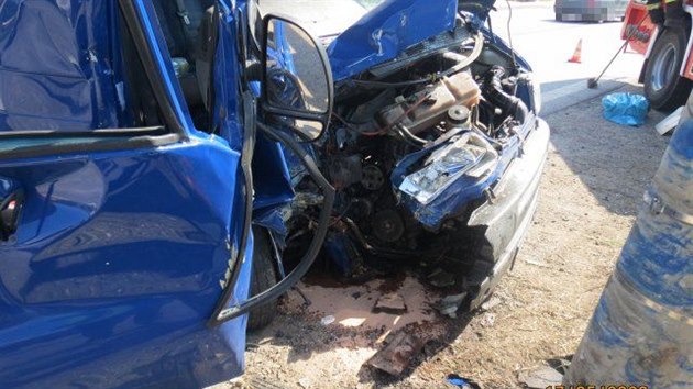 Hasiči ve Vrchovině museli vyprostit z vozu Peugeot Boxer zraněného spolujezdce (17. 5. 2020).