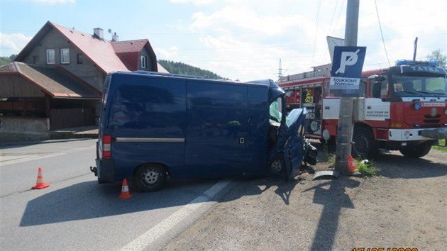 Hasii ve Vrchovin museli vyprostit z vozu Peugeot Boxer zrannho spolujezdce (17. 5. 2020).