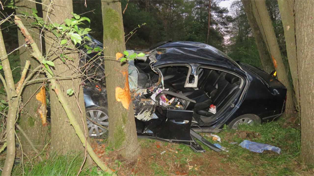 V neděli večer se stala vážná nehoda u obce Hromnice na Plzeňsku. Šofér naboural do několika stromů a v autě zůstal zaklíněný.