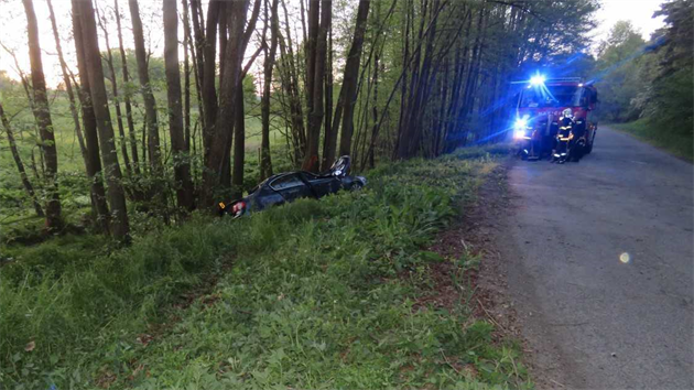 V nedli veer se stala vn nehoda u obce Hromnice na Plzesku. ofr naboural do nkolika strom a v aut zstal zaklnn.