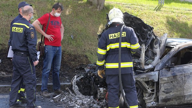 Požár mercedesu zablokoval Rokycanskou třídu v Plzni směrem na Prahu. (19. 5. 2020)