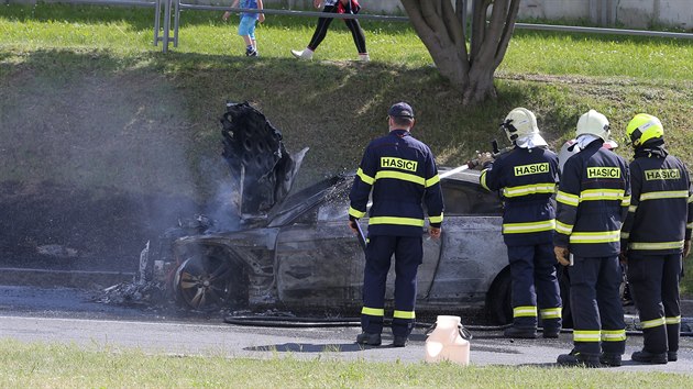 Požár mercedesu zablokoval Rokycanskou třídu v Plzni směrem na Prahu. (19. 5. 2020)
