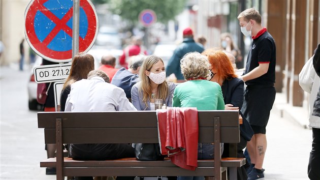 V pondělí otevřely zahrádky také restaurace v centru Brna. Lidé tak opět mohli posedět s přáteli u jídla a pití.