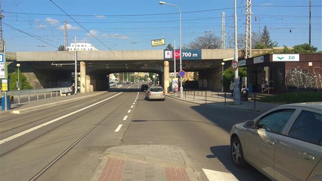 idi kamionu naloenho osobnmi automobily v pondl nebezpenm manvrem podle veho strhl zbradl na tramvajovm ostrvku v brnnskch idenicch a pokodil korek, ve kterm sedl kojenec.