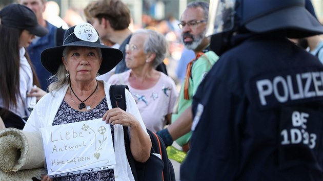 Nmeckem se pehnaly vlny protest proti vldnm nazenm, kter maj zamezit en koronaviru (9. kvtna 2020).