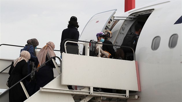 Z Řecka do Velké Británie v pondělí odletěl speciální let, který vlády obou zemí zařídily pro padesát migrantů z uprchlických táborů. (11. května 2020)