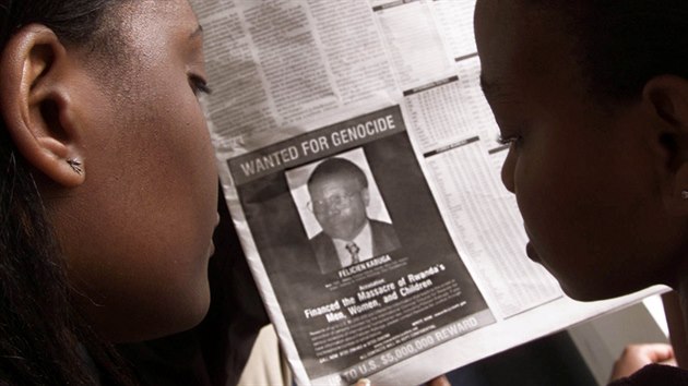 tenky se dvaj na fotografii Feliciena Kabugy, kter financoval rwandskou genocidu.