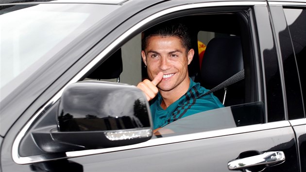 V DOBR NLAD. Cristiano Ronaldo absolvoval prvn trnink s fotbalisty Juventusu po dlouh pauze. Takhle jej pi odjezdu zachytili fotografov.